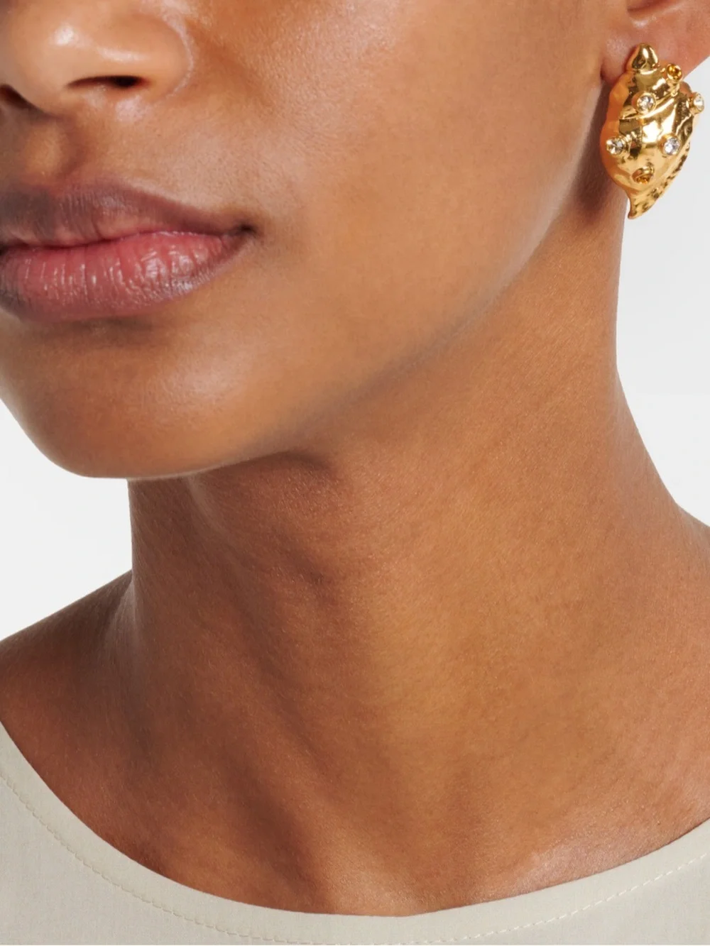 OSCAR DE LA RENTA โข Seashell Post Drop earrings in Neutrals - Picture 6 of 9